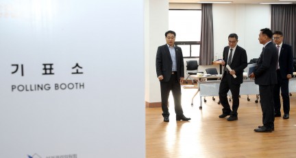경남도 행정부지사, 투·개표소 점검…